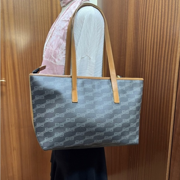 Balenciaga Tote - Picture 3 of 7
